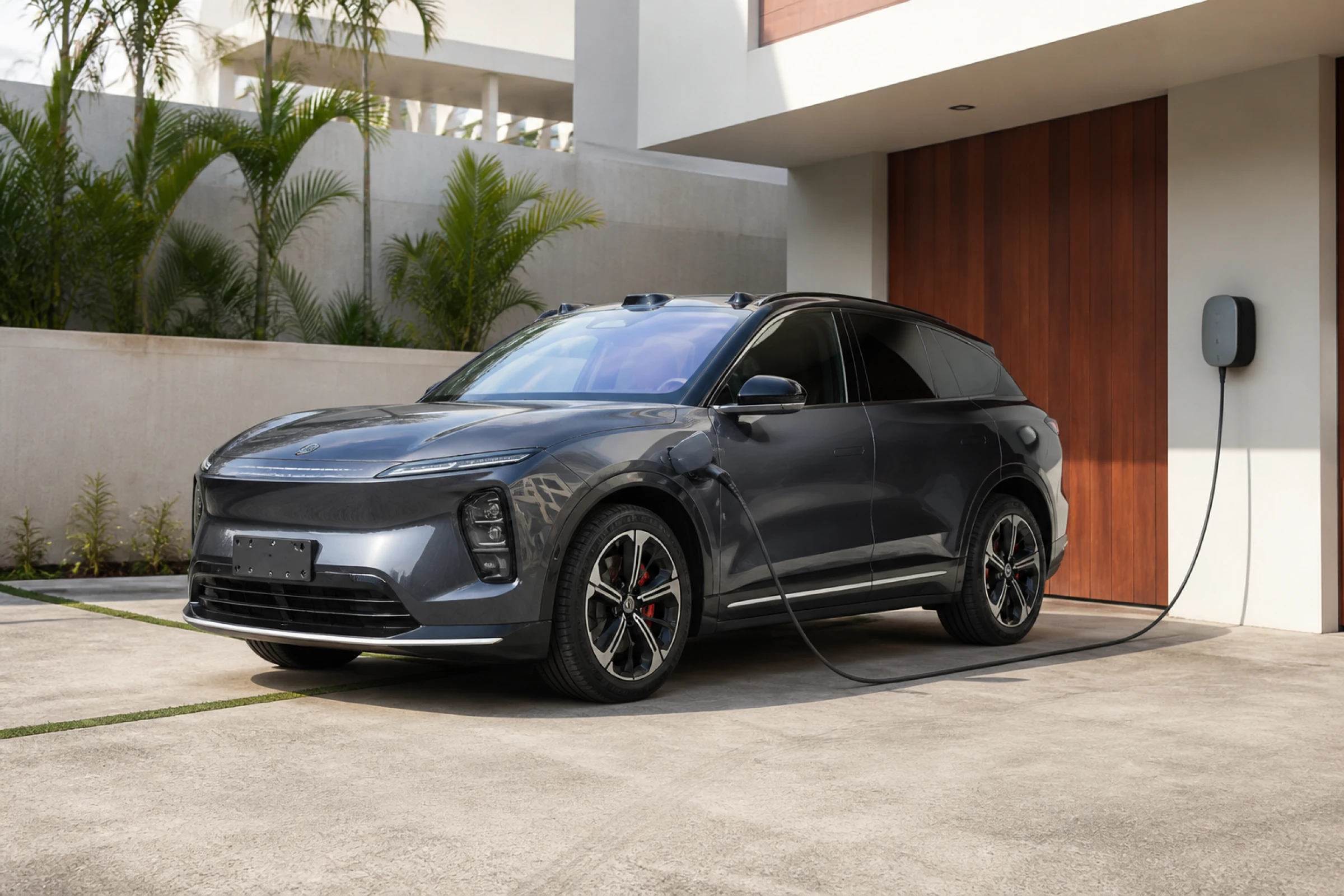 Vehículo eléctrico Camilas AutoSmart conectado a un cargador residencial