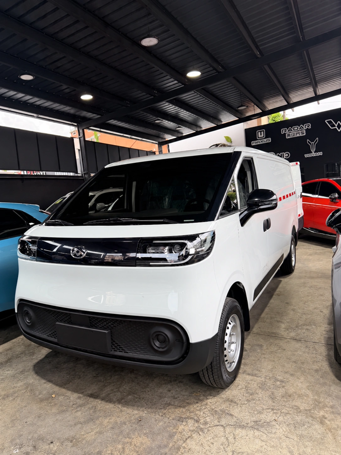 Maxus Danna V1 2027 blanco - vista exterior frontal